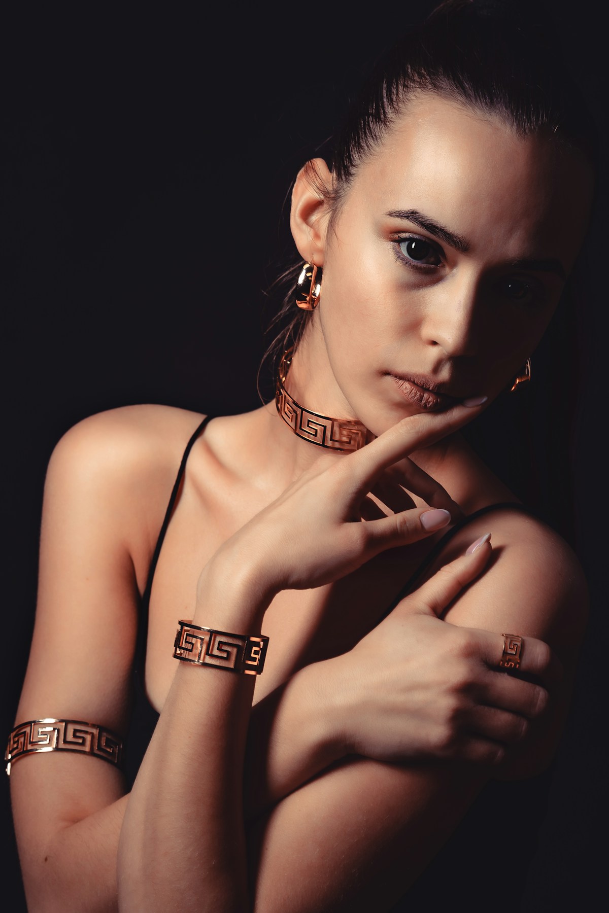 Mulher elegante usando anéis dourados